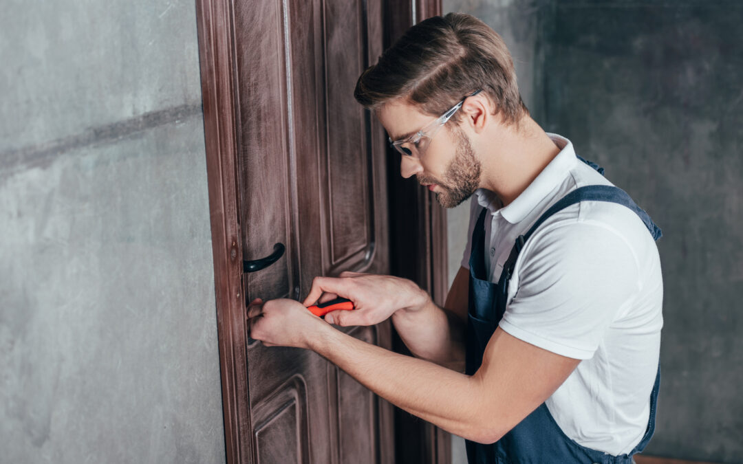 Operaio Stilarredo al lavoro su una porta blindata personalizzata a Milano