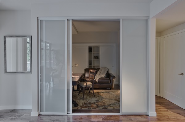 Porta scorrevole di uno studio.