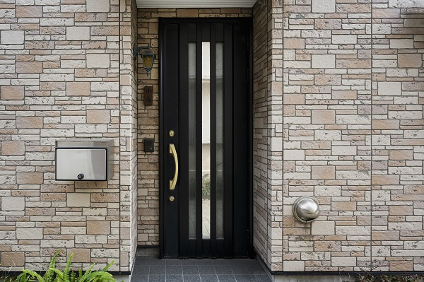 Ingresso con porta blindata.